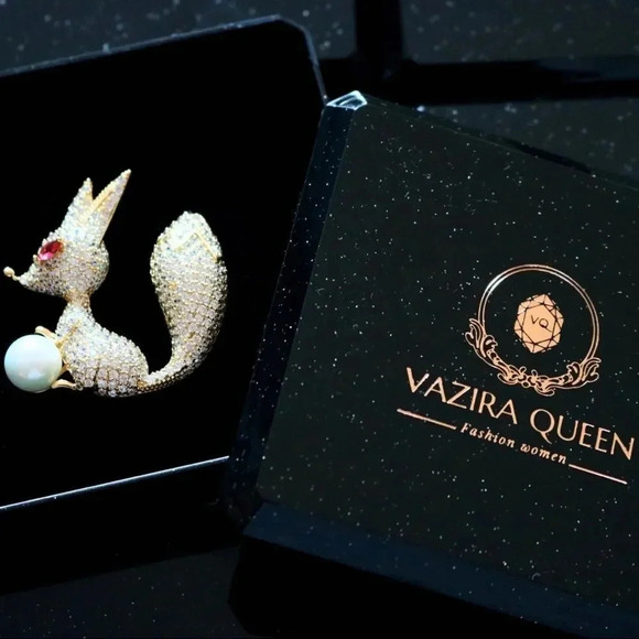 VQ Baby in Heart Shape Brooch - Picture 6 of 7